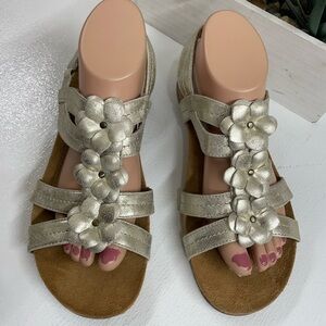 Natural Soul Silver Sandals with Floral Design
